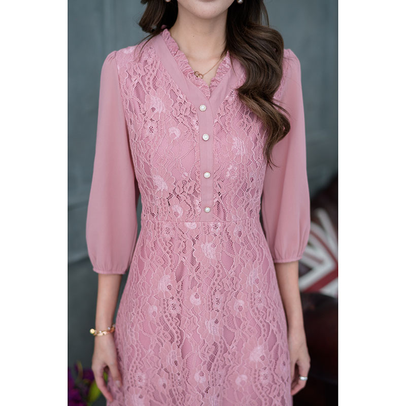 kudapy เดรสสั้นสีชมพู/สีแดงเลือดหมู ลูกไม้เนื้อนิ่ม ตัวเดรสเป็นกระโปรงทรงเอ ต่อเอว ช่วงตัวเสื้อแต่งกระดุมด้านหน้า แขนต่อด้วยผ้าชิฟฟ่อนจั้มแขน