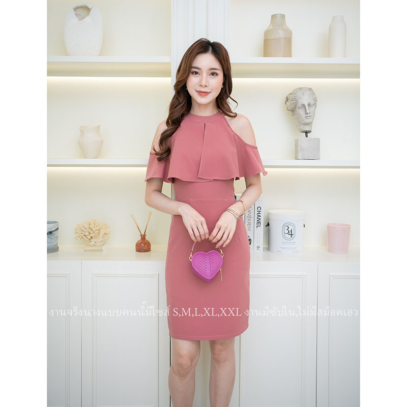 kudapy เดรสสั้นสีไวน์แดง/สีชมพูกลีบบัว/สีฟ้า/สีชมพูอ่อน เว้าไหล่ระบายผ้าบาบี้