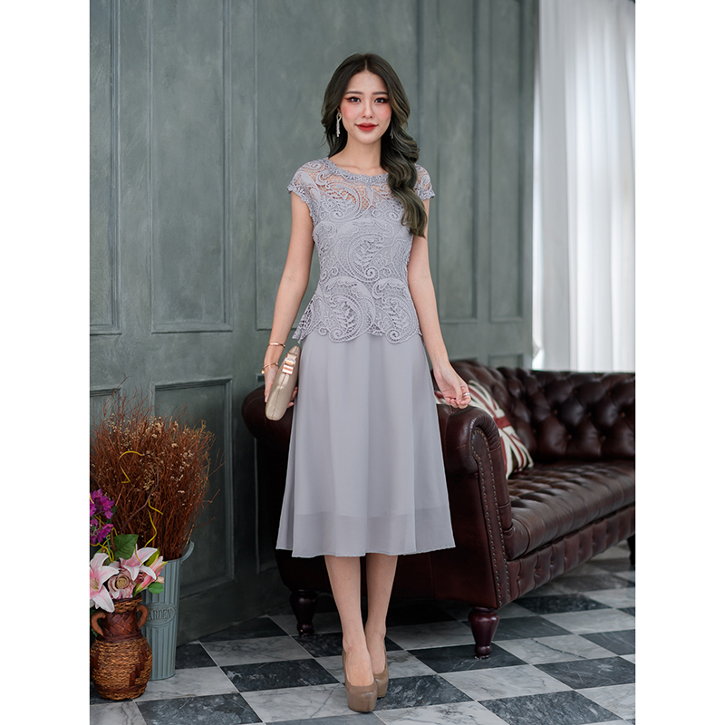 kudapy เดรสสั้นสีชมพู/สีเทา ลูกไม้ดีไซน์ไหล่ล้ำ แต่งดีเทลรอบคอและรอบแขนด้วยลูกไม้อะไหล่วิ้งๆ สวยมาก