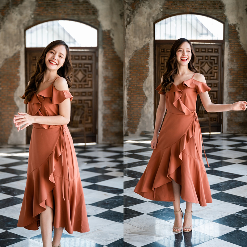 kudapy เดรสยาวสีชมพูกลีบบัว/สีกรม/สีครีม/สีน้ำตาลอมส้ม เป็นแบบเปิดไหล่มีสายเดียว เล่นเลเยอร์ลงมาที่ช่วงกระโปรง