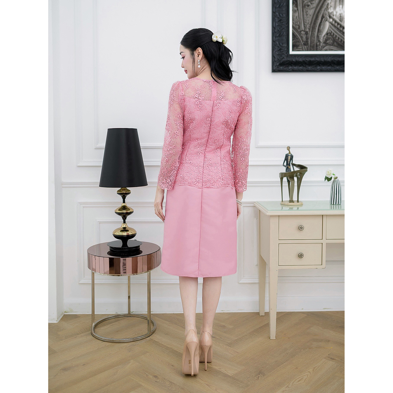 kudapy เดรสผ้าไหมแต่งลูกไม้ช่วงบนดีไซน์แขนยาวทรงสวยสุภาพ แต่งกระดุมด้านหน้าเรียงตัวสวย/เดรสผ้าไหมช่วงบนดีไซน์เย็บคลุมด้วยลูกไม้ซีทรูปักลายดอกไม้สวยหวาน