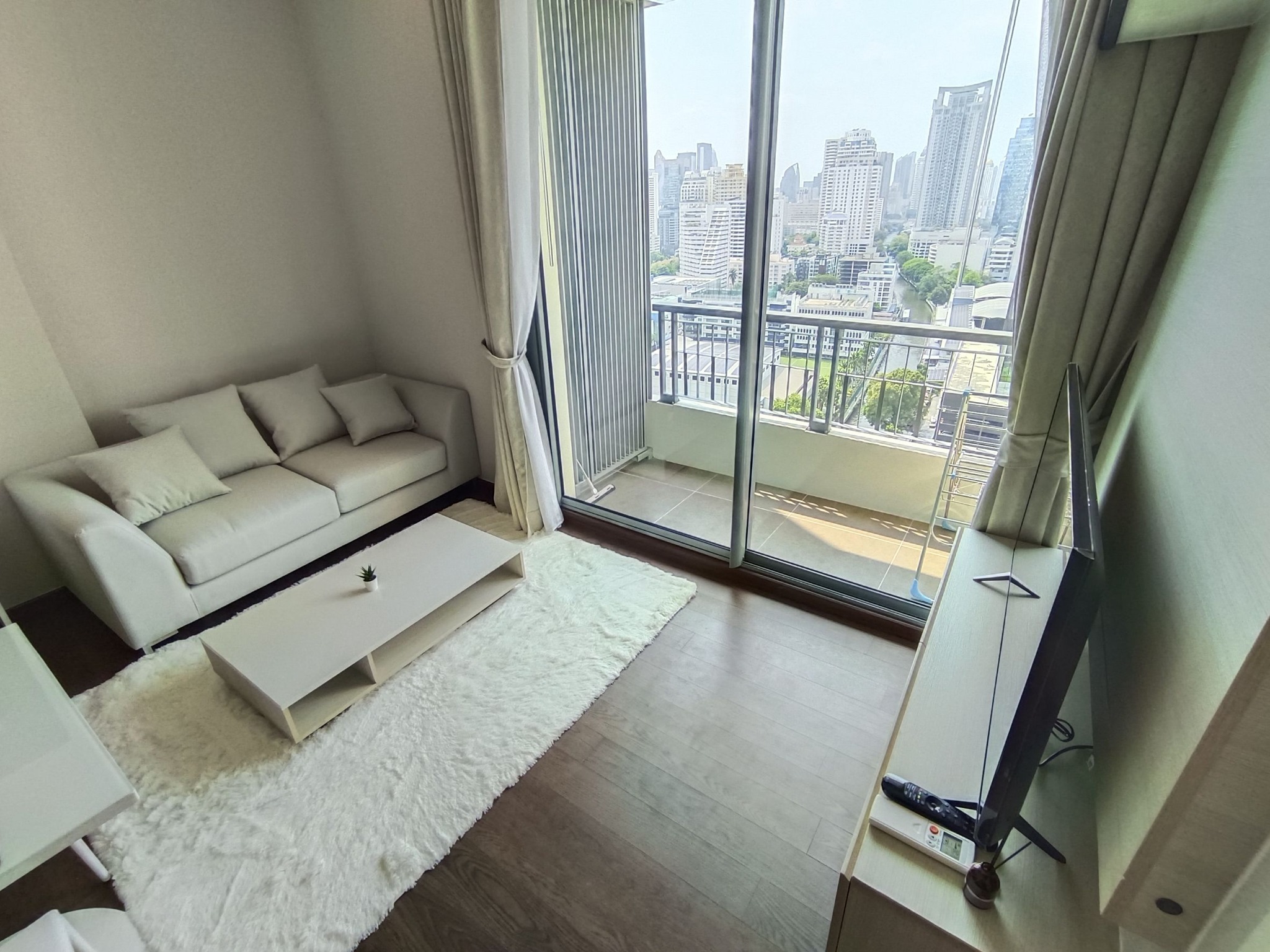 ปล่อยเช่าคอนโด Q Asoke (คิว อโศก) - 1ห้องนอน 1ห้องน้ำ 1ห้องนั่งเล่น - ใกล้ MRT เพชรบุรี - ขนาดห้อง 38 ตรม. ชั้น 21