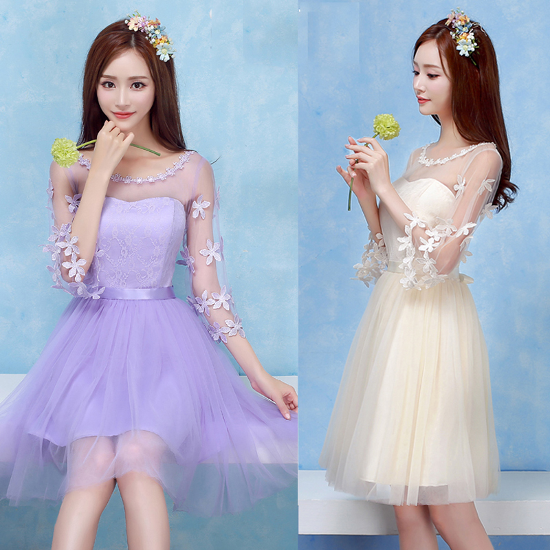 kudapy ชุดราตรีสั้นไปงานแต่ง สีเบจ/สีม่วง แขนสามส่วน ช่วงบนแต่งผ้าซีทรูประดับด้วยดอกไม้เก๋ๆ เอวสม็อคหลัง มีผ้าผูกเอวแต่งโบว์สวยงาม