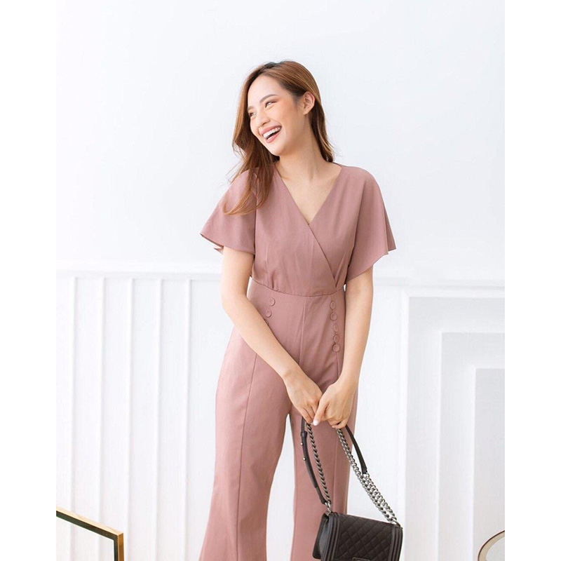 kudapy ชุดจั้มสูทขายาวทรงขาบาน สีกรม,ชมพู,แดง,น้ำตาล คอวีแขนสั้น ขายาวทรงแขนค้างคาว แต่งกระดุม