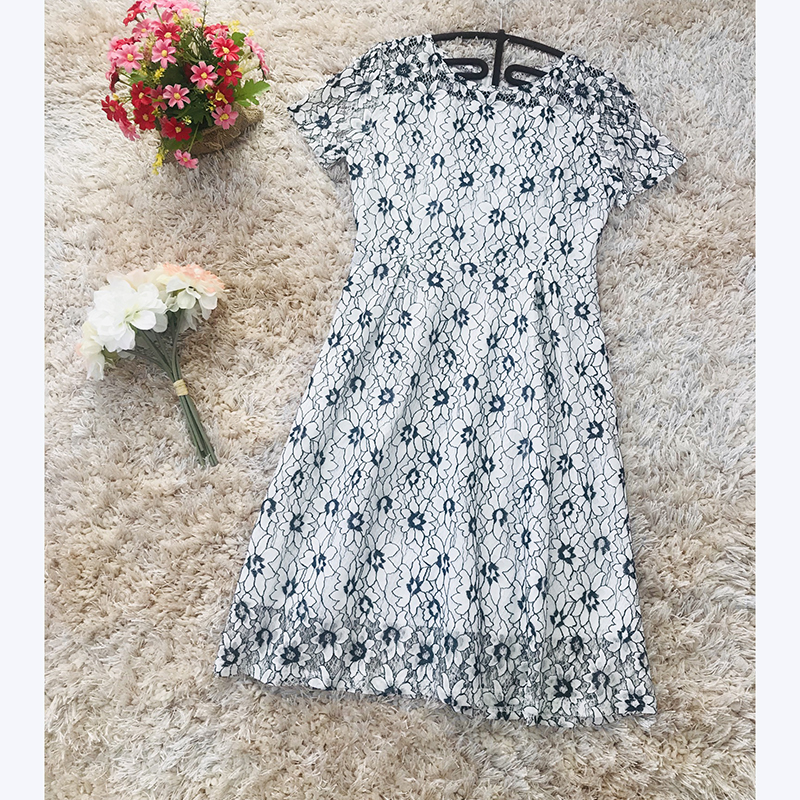 kudapy เดรสสั้นสีขาว ผ้าลูกไม้ลายดอกไม้สีขาว เกสรดอกไม้สีน้ำเงิน