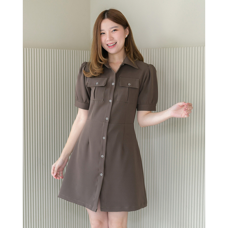 kudapy ชุดเดรสสั้นสีต้ำตาล/สีเขียว/ คอปก กระดุมหน้า แขนตุ๊กตารูดพองเบาๆ เพิ่มกิมมิคติดกระเป๋าที่อกสองข้าง