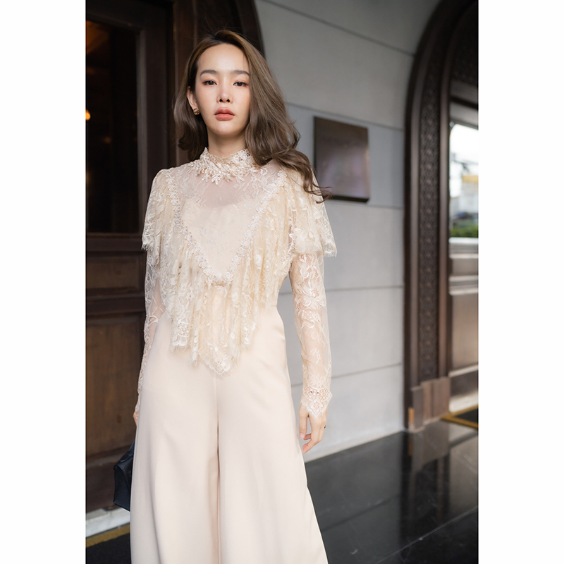 kudapy เซตเสื้อลูกไม้ผ้าสีครีม/สีชมพู/สีขาว ผ้าเนื้อนิ่มมากๆ แขนยาว ซิปหลัง แต่งระบายรอบอก แมทช์คู่กับกางเกงขายาว ซิปหลัง ขาบาน