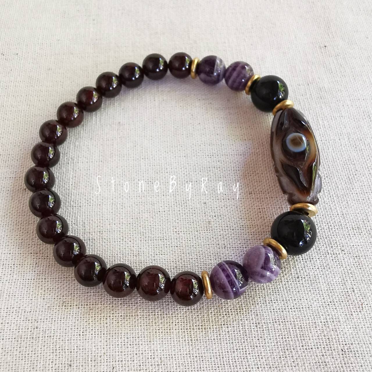 สร้อยข้อมือหินซาร์โดนิกแกะสลักรูปดวงตาสวรรค์,เชฟรอนอเมทิสต์,หินโกเมน