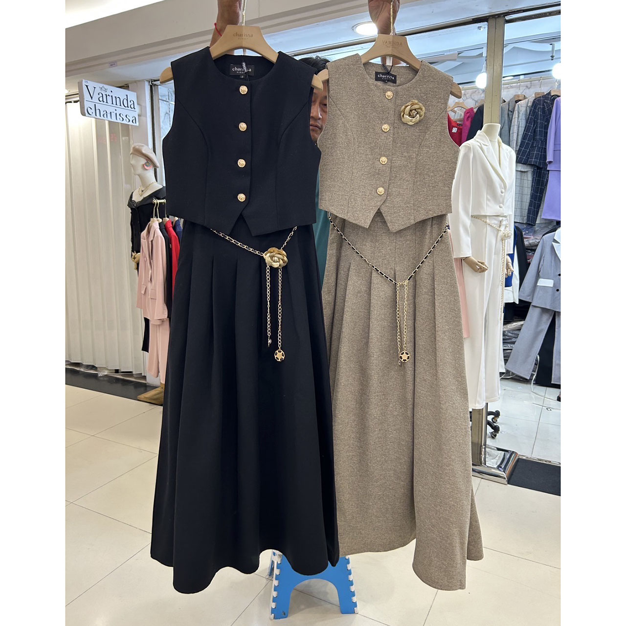 kudapy เซ็ท 4 ชิ้น เสื้อ Vest+กระโปรงยาว+เข็มขัดโซ่+เข็มกลัดดอกไม้ เสื้อกับกระโปรงเราใช้ผ้าเดียวกันทั้งชุด เนื้อผ้ามีน้ำหนัก ทิ้งตัวดี ย