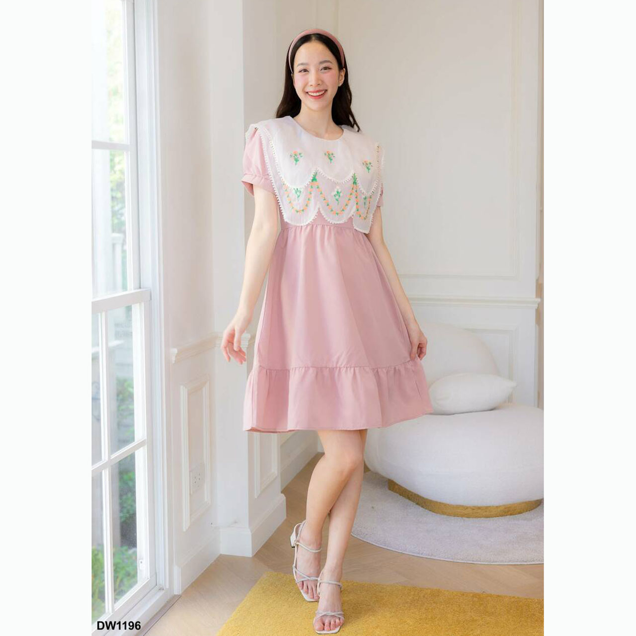 kudapy เดรสสั้นสีชมพู/สีขาว ผ้าพื้นกระโปรงบานปักดอกปก