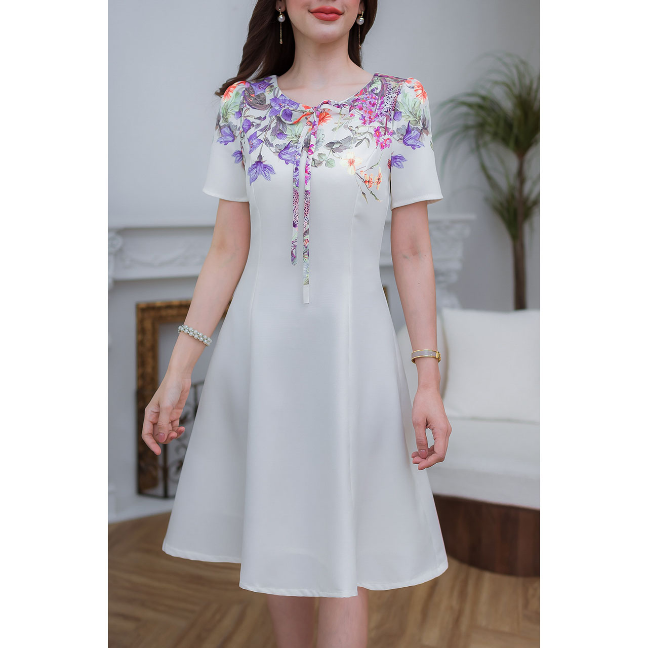 kudapy เดรสสั้นสีกรม/สีครีม พิมพ์ลาย ทรงเรียบ ใส่สบาย เก็บทรงช่วงเอว เล่นลายเชิงช่วงไหล่และแขน เป็นซิปหลังมีซับใน