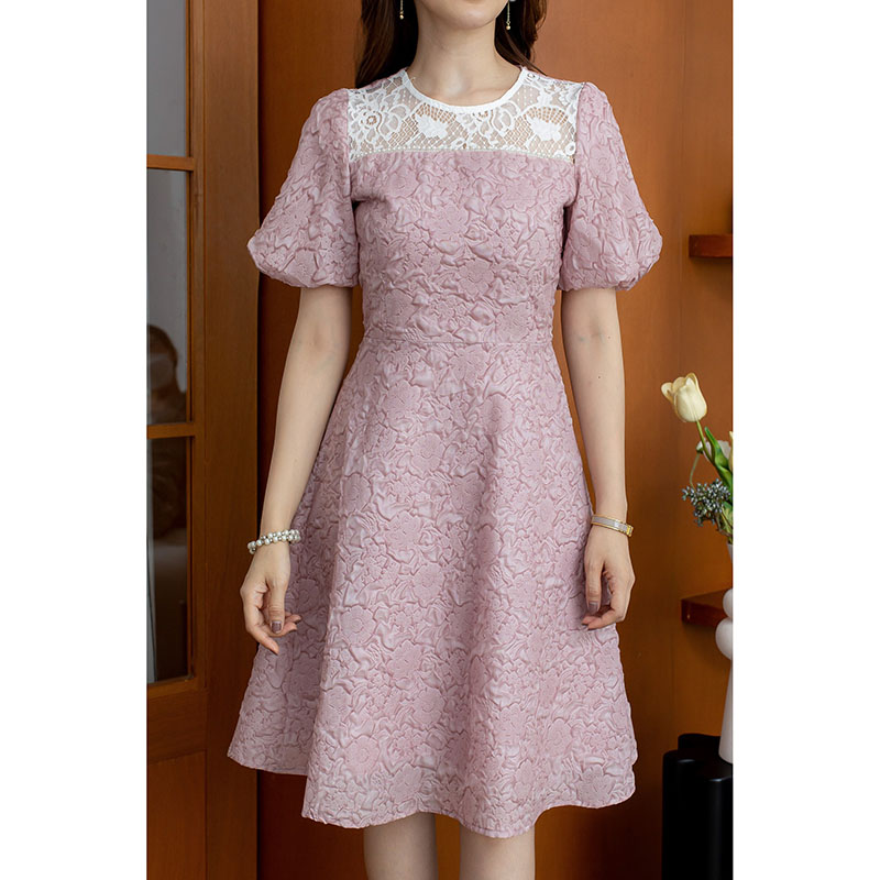 kudapy เดรสสั้นสีชมพู/สีฟ้า แขนพองอกลูกไม้ สวยหวานมากๆค่ะชุดนี้ เป็นผ้าปั้มลายดอกนูน มีเทคเจอร์สามมิติ ช่วงอกมีดีเทลเป็นลูกไม้สีขาว