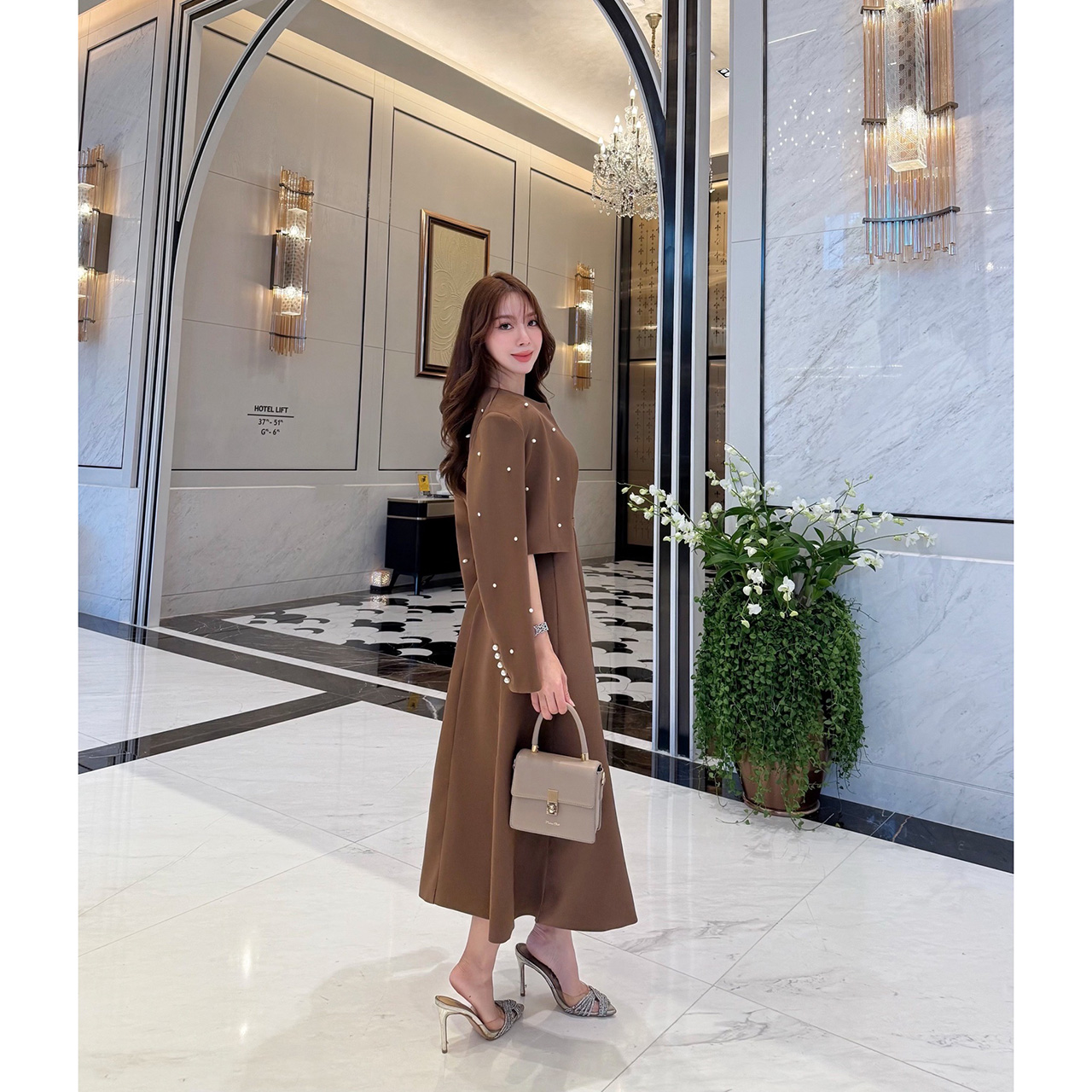 kudapy เซ็ท 3 ชิ้น เดรสออกมาให้เข้ารูปเอวสูง มีฟองน้ำในตัว ซิปด้านหลัง เสื้อครอปสวยหรูด้วยการตกแต่งไข่มุก มีตะขอติดเสื้อให้ ครอปมีรองบ่าบางๆ