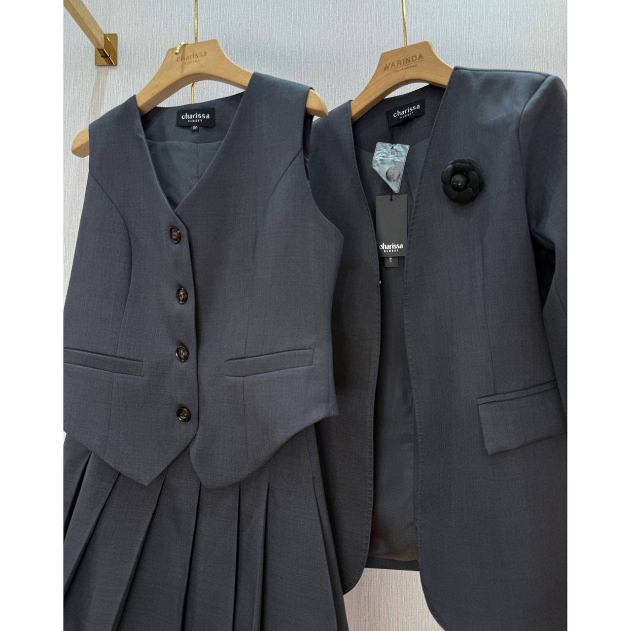 kudapy เซ็ท 4 ชิ้น เสื้อสูท+เสื้อ vestด้านใน +กระโปรง(กางเกงเป็นซับใน)+เข็มกลัดดอกไม้ ใช้ผ้าเดียวกันทั้งเซ็ท ตัวเสื้อสูทมีซับในอย่างดี