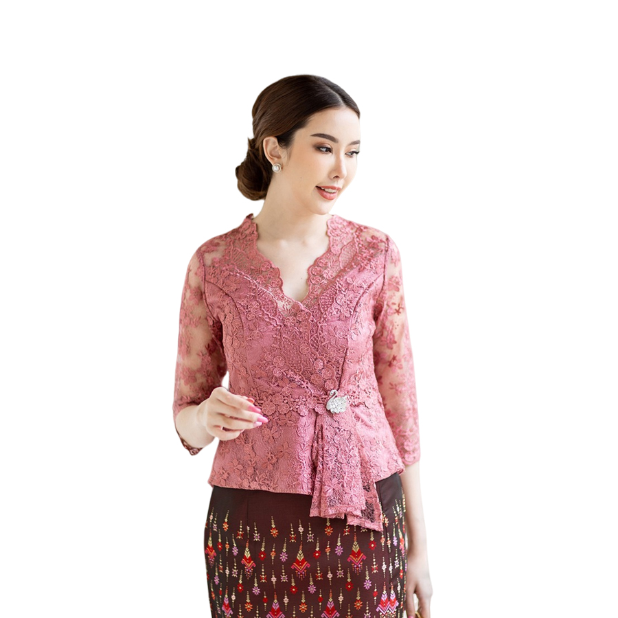 kudapy (เฉพาะเสื้อ) เสื้อลูกไม้สีทอง สีขาว สีชมพู คอวีแขนสามส่วน แต่งโบว์ที่เอว มีซับใน ซิบหลัง ผ้าลูกไม้ฝรั่งเศษอย่างดี (ไม่รวมเข็มกลัดในภาพนะคะ)