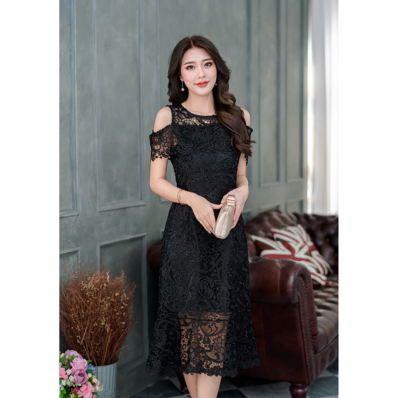 kudapy เดรสสั้นสีดำ ลูกไม้เงาทอลายสวยคัดเกรดผ้าเนื้อดี เปิดไหล่ และแต่งระบายรอบอก ชายกระโปรงแต่งหางปลาระบาย