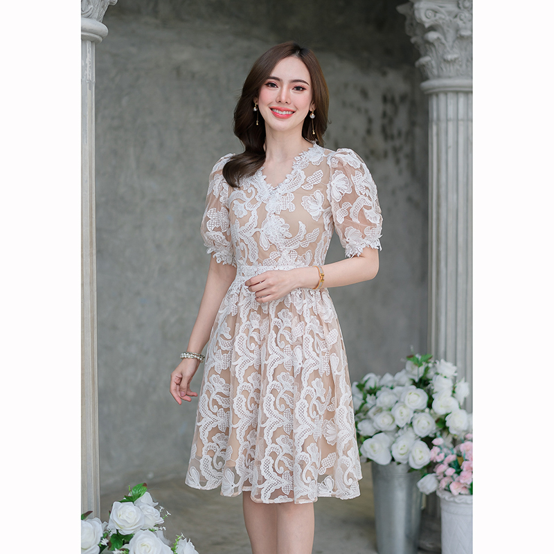 kudapy เดรสสั้นสีครีม/สีดำ แต่งด้วยลูกไม้ช่วงอก รอบเอว รอบแขน แบบจัดเต็ม แขนพองสวยกำลังดี