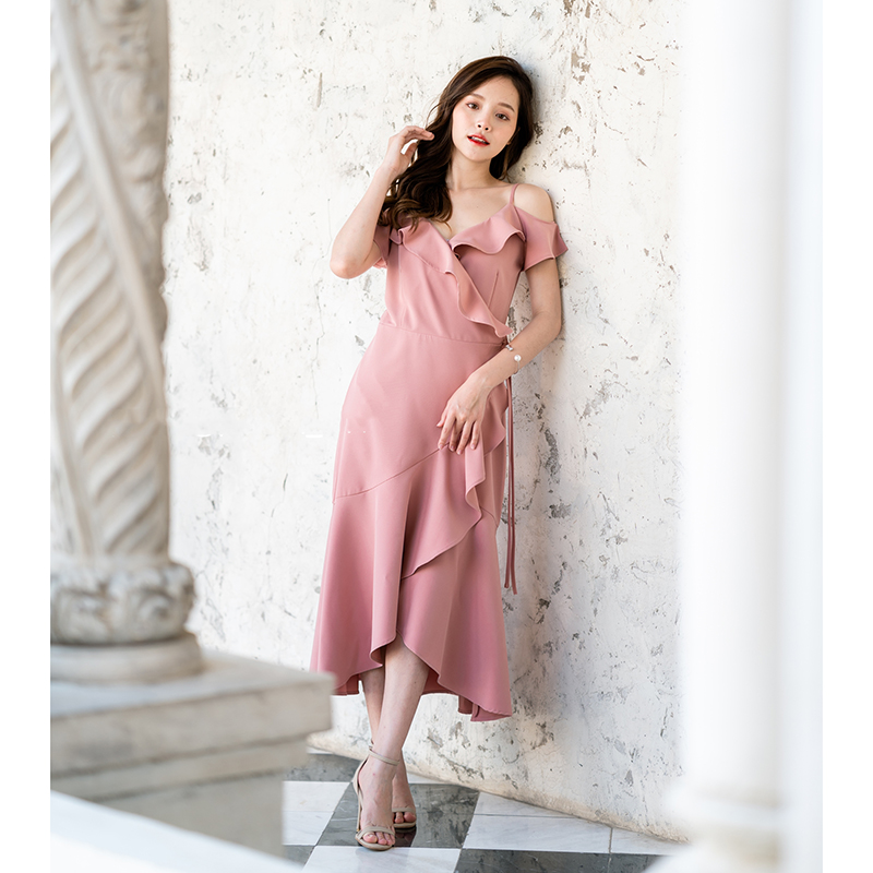 kudapy เดรสยาวสีชมพูกลีบบัว/สีกรม/สีครีม/สีน้ำตาลอมส้ม เป็นแบบเปิดไหล่มีสายเดียว เล่นเลเยอร์ลงมาที่ช่วงกระโปรง