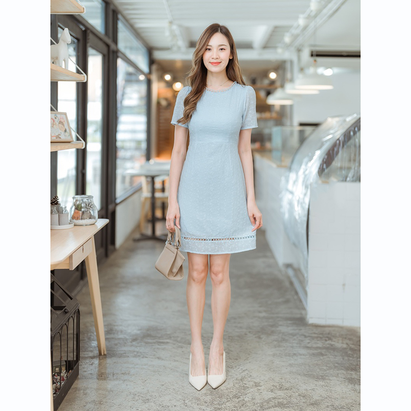 kudapy เดรสสั้นสีชมพู/สีขาว/สีฟ้า ผ้าฉลุลูกไม้แขนสั้นคอกลม สวยดูดีน่ารัก