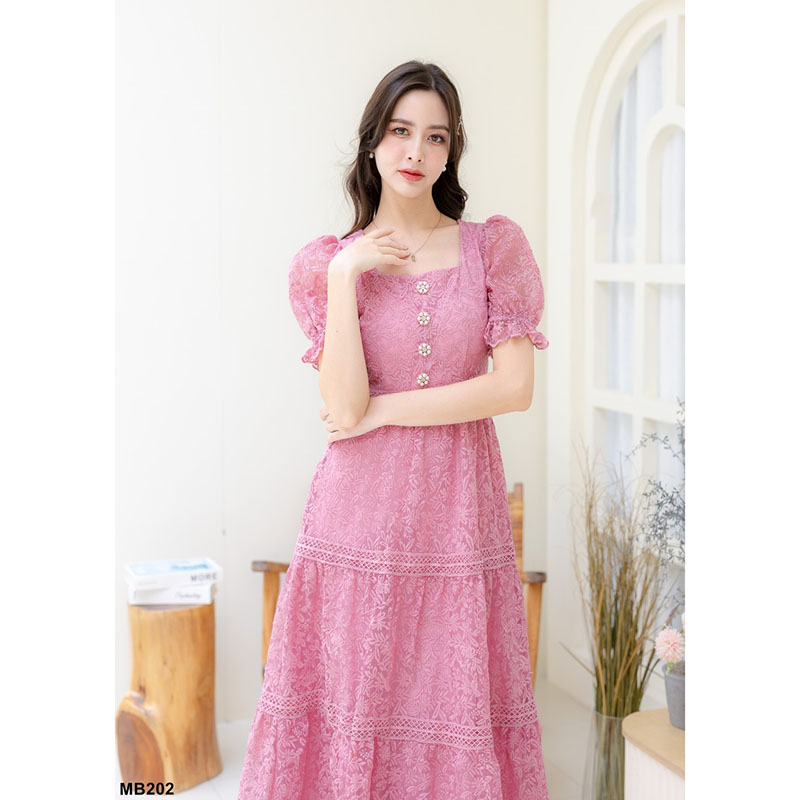 kudapy เดรสยาวสีชมพู/สีครีม ผ้าปักลายดอก คอกลม ปลายกระโปรงระบาย เป็นงานซิปหลัง