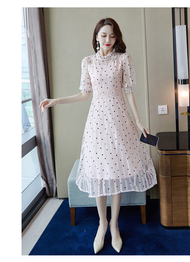 ชุดเดรสผ้าลูกไม้สีชมพูอ่อน พิมพ์ลายจุดเล็กๆๆสีดำ แขนเสื้อยาวสามส่วน ปลายแขนเสื้อสม๊อก ยืดจั๊ม 2XL