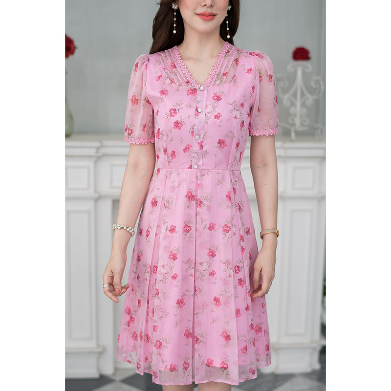 kudapy เดรสสั้นสีชมพู/สีฟ้า ผ้าลายสวย เป็นผ้าโปร่งแสง ลายดอกสวยละมุน มีดีเทลตีเกล็ดช่วงคอและแต่งกระดุมช่วงอก และแต่งลูกไม้รอบแขนกระโปรงจับจีบทวิส