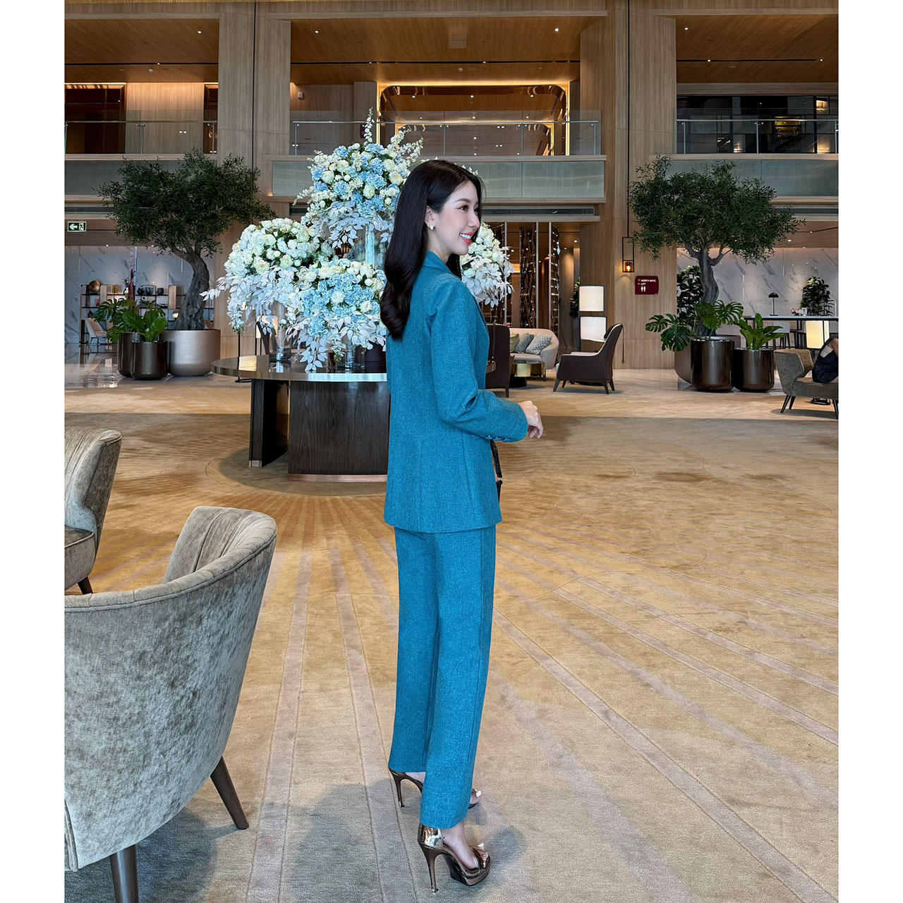 kudapy ชุดสูท สวยคลาสสิคแมทซ์ง่าย คล่องตัว เสื้อสูทมีซับในอย่างดี แต่งกระดุมปั้มผ้าเดียวกับสีชุด มาคู่กับกางเกงขายาวทรงกระบอกเล็กใส่สบาย