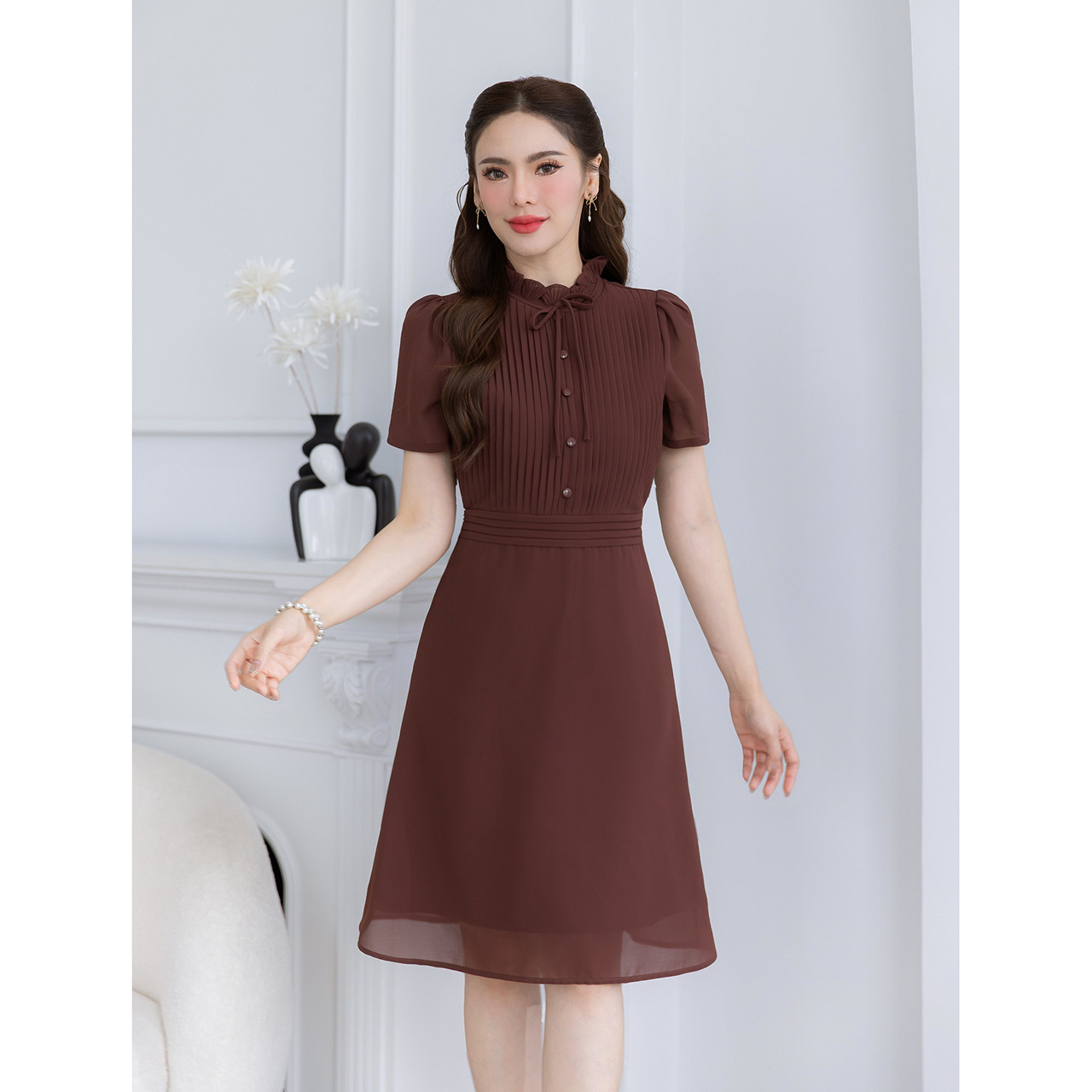 kudapy เดรสผ้าพื้นชีฟอง เย็บเป็นเกล็ดแนวตั้งด้านหน้าและขอบเอวแนวนอน ช่วงคออัดพลีทสวยมีวอลุ่ม แต่งโบว์และแต่งกระดุม