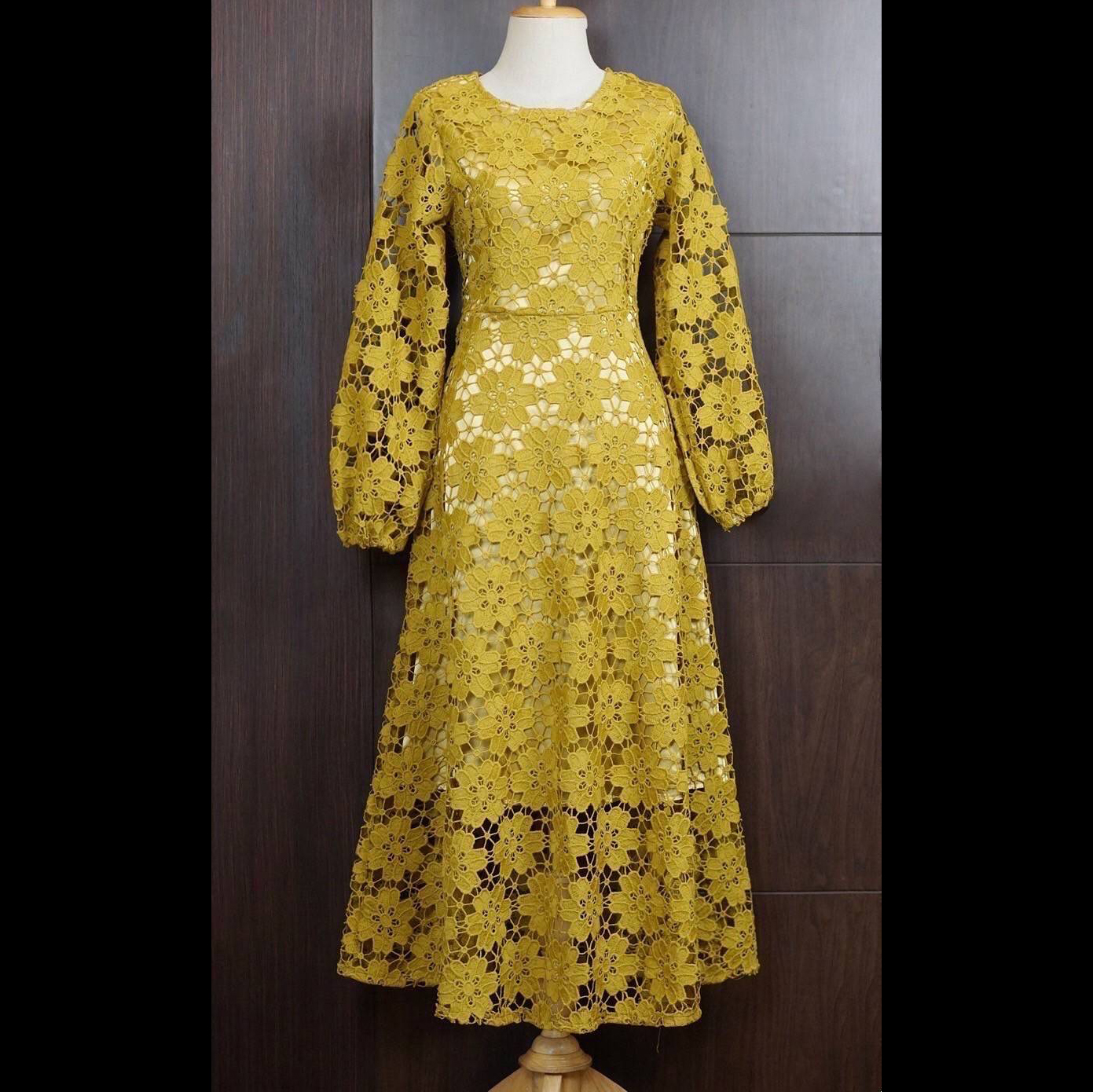 kudapy เดรสลูกไม้แขนยาว+เข็มขัด สีกรมท่า สีขาว สีเหลือง สีชมพู เดรสลายดอกไม้ลายชัดแน่นสวย ซิปยาวซ่อนด้านหลัง