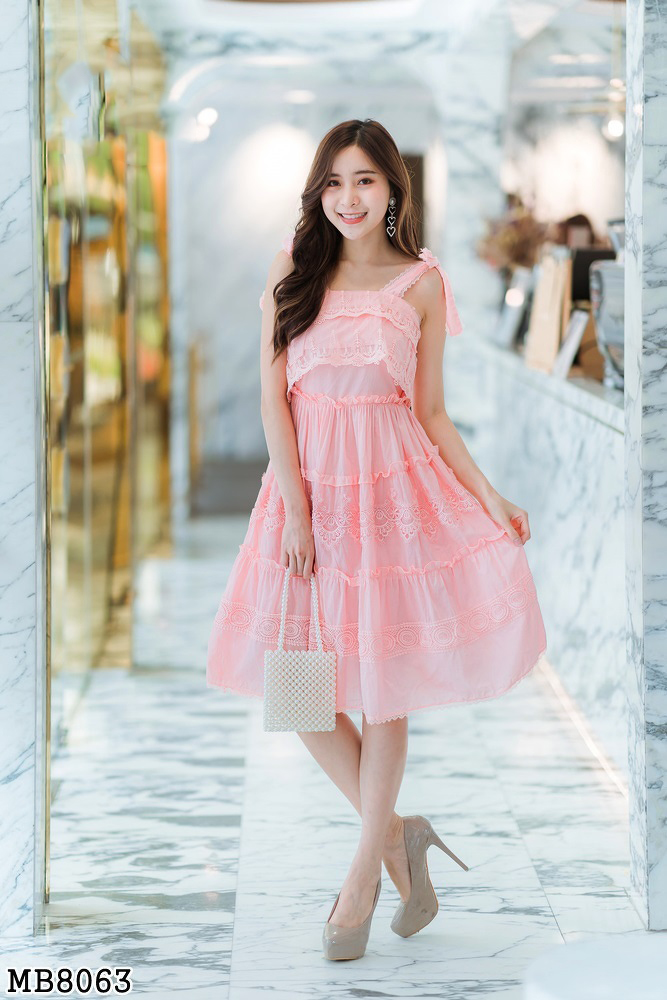 เดรสสั้นแขนกุดสีชมพู เอวจั้มยืดหยุนได้ ไหล่ปรับได้หลายระดับ แต่งผ้าด้านหน้าอก ให้ดูพริ้ว SMLXL