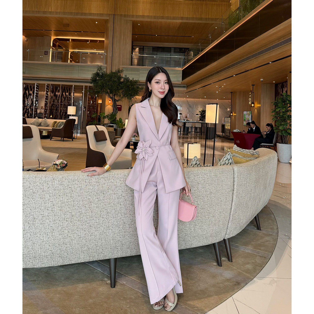 kudapy เซ็ทแขนกุดมาพร้อมกับกางเกงขายาว มีซับในทั้งตัว เสื้อแขนกุดปกสูท เย็บเข้ารูป กระเป๋าจริง