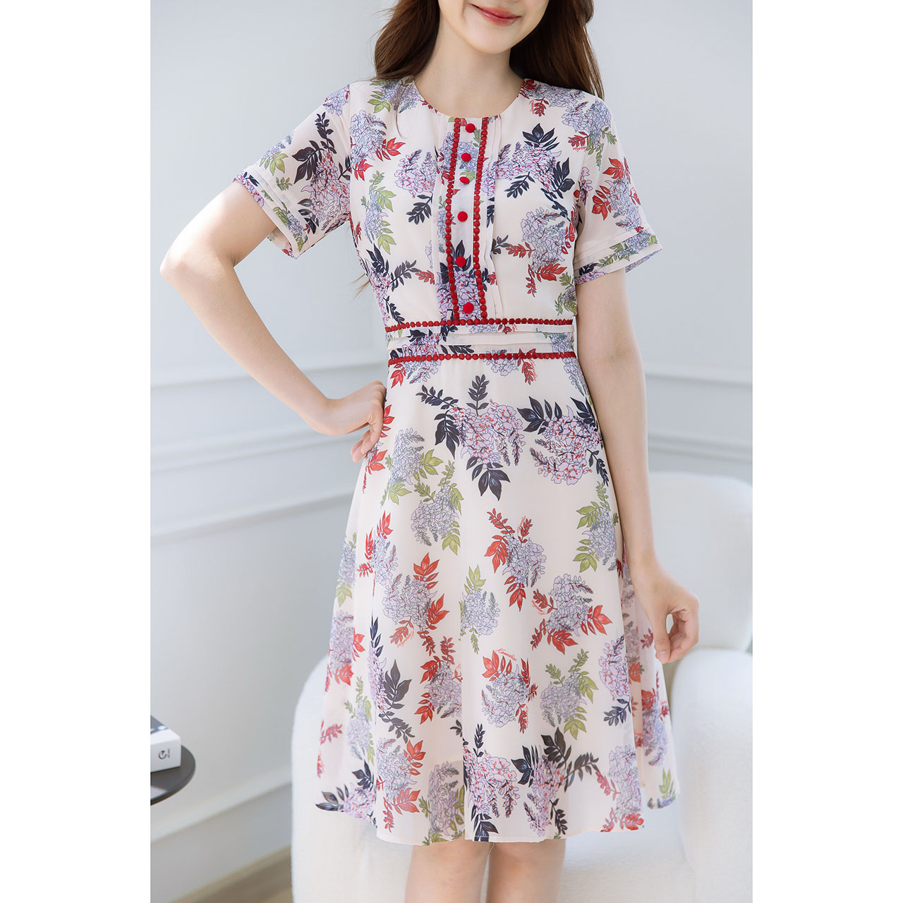 kudapy เดรสชีฟองลายดอก แพทเทิร์นคลาสสิค แต่มีดีเทลสวยละเอียดมาก ดีเทลงานเย็บเป็นเกล็ดขอบแขน ขอบเอว