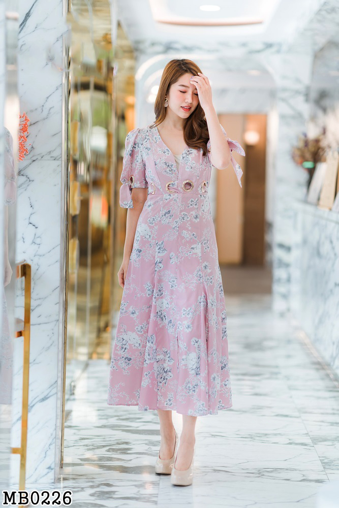 เดรสยาวสีชมพู แต่งลายดอกทั้งชุด เอวแต่งช่องสำหรับใส่เข็มขัดผ้า S/L