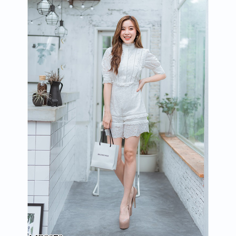 kudapy จั้มสูทขาสสั้นสีกรมท่า คอปืน แต่งกระดุมหน้า ลายลูกไม้