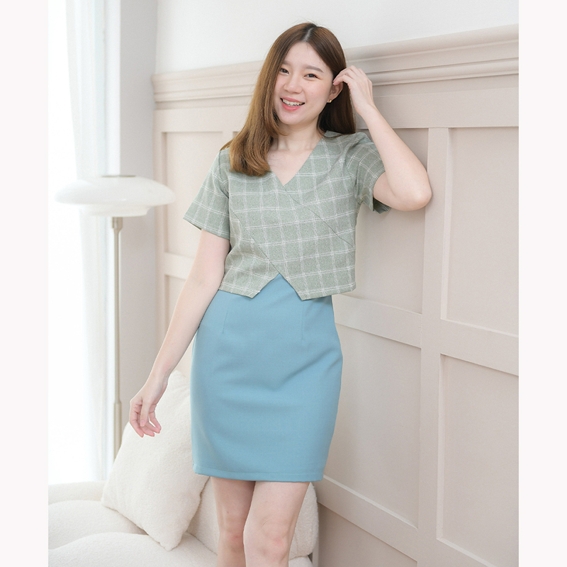 kudapy เดรสสั้นใส่ทำงาน สีเทาอมเขียว/สีดำ/สีเบจ/สีเทา คอวี ซิปหลังใส่ง่าย ผ้าลายตาราง