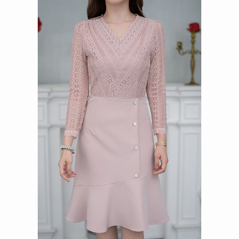 kudapy เดรสสั้นสีชมพู/สีดำ ลูกไม้กระโปรงผ้าพื้น สวยเรียบๆ ใช้ลูกไม้ลายเชิงตัดต่อช่วงอกตามลายผ้า คอวีเป็นลายเชิง สวยหวานดูดี กระโปรงเป็นระบายเฉียงแต่งกระดุมข้าง