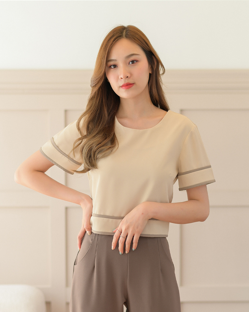 kudapy เสื้อคอกลมแขนสั้น ทรงสวยเข้ารูปเอวนิดๆ กุ๊นขอบสองชั้นที่แขนและเอว มีซิปหลัง (เฉพาะเสื้อ)