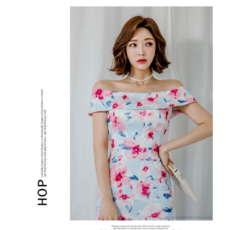 ชุดเดรสออกงานโทนฟ้า เดรสเปิดไหล่ทรงเข้ารูป ผ้าโพลีเอสเตอร์ผสม พื้นสีฟ้า พิมพ์ลายดอกไม้โทนสีชมพูแดง