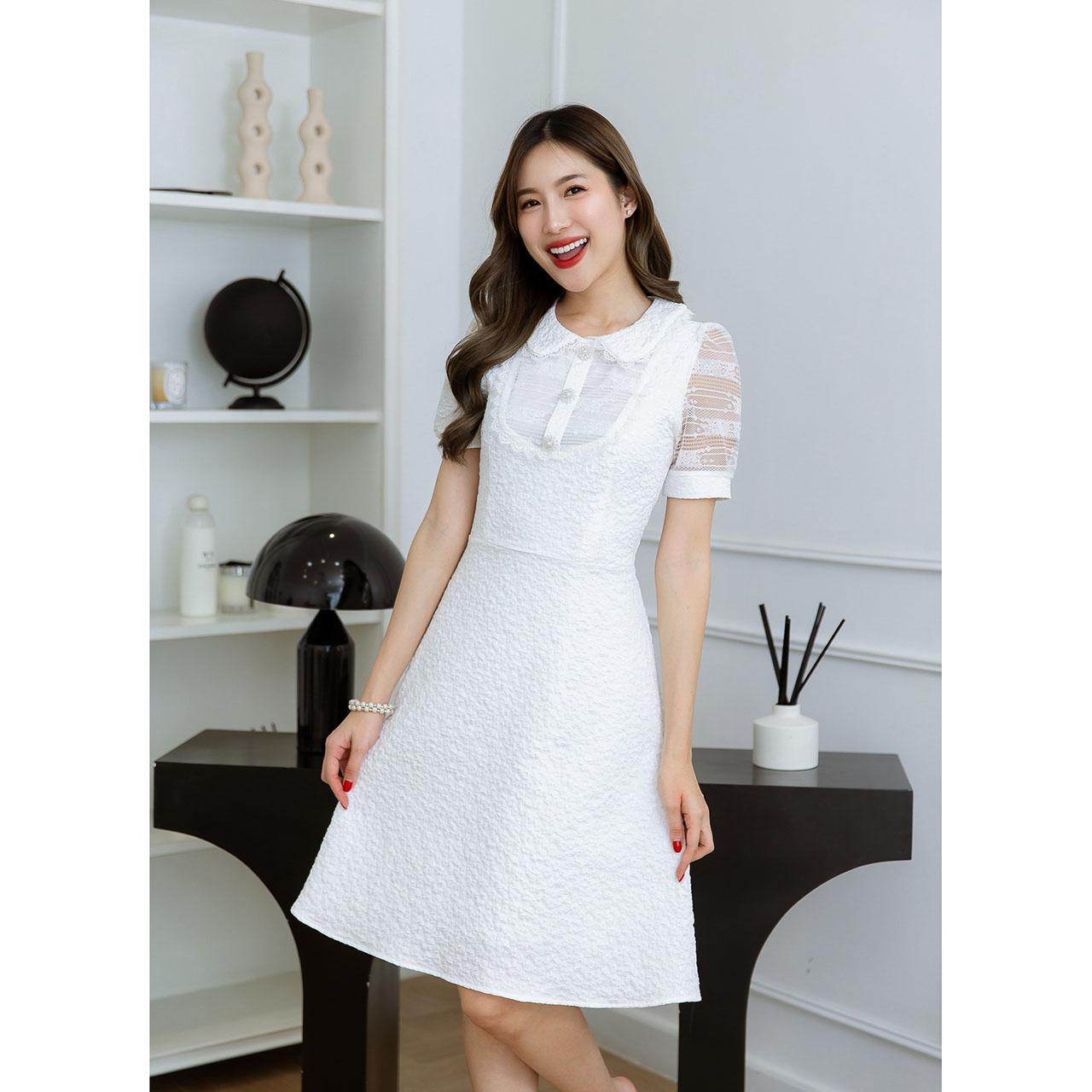 kudapy เดรสสั้นสีขาว/สีดำ คอปกผ้าแจ็คกาด สวยหรูดูดีแนะนำเลยค่ะ ชุดนี้ดีเทลสวยมาก เป็นคอปกแต่งลูกไม้รอบขอบปก