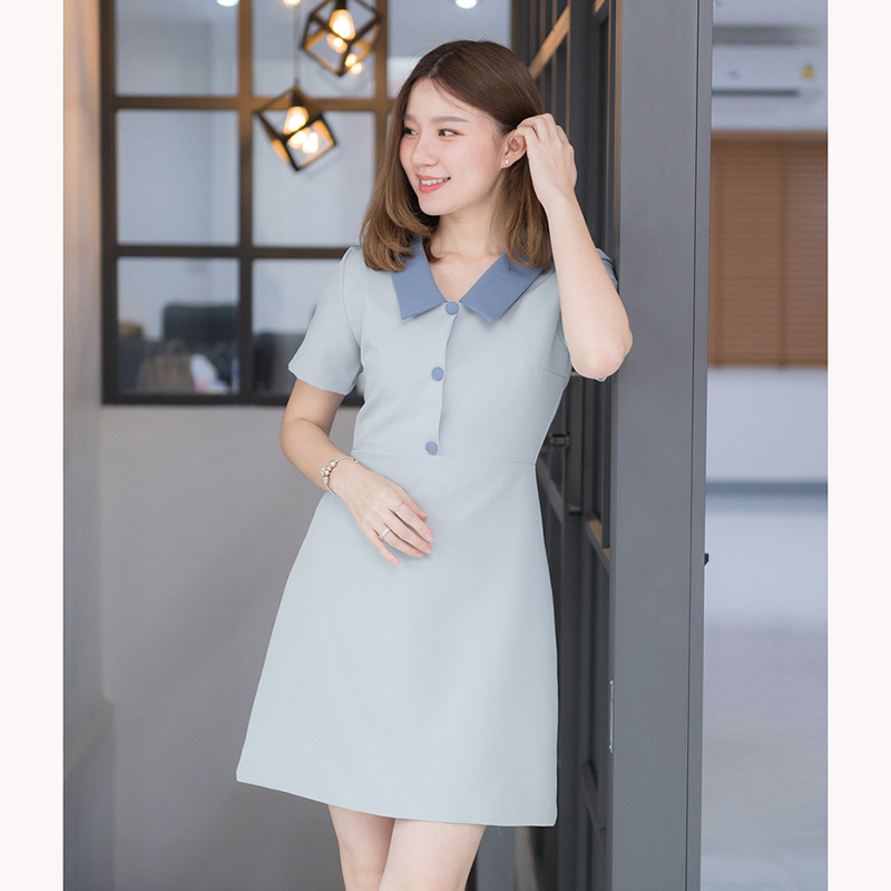 kudapy เดรสสั้นสีเขียว,มัทฉะ,ชมพูเข้ม,เขียวเลมอน,ดำ,ชมพูอ่อน,น้ำตาลเทาหม่น,ครีมชมพู,เทาฟ้า คอปกแขนสั้น กระโปรงทรงเอเล็กๆ แพทเทิร์นตัดต่อกลางตัวเสื้อแต่งกระดุมปั๊มสีเดียวกับปก