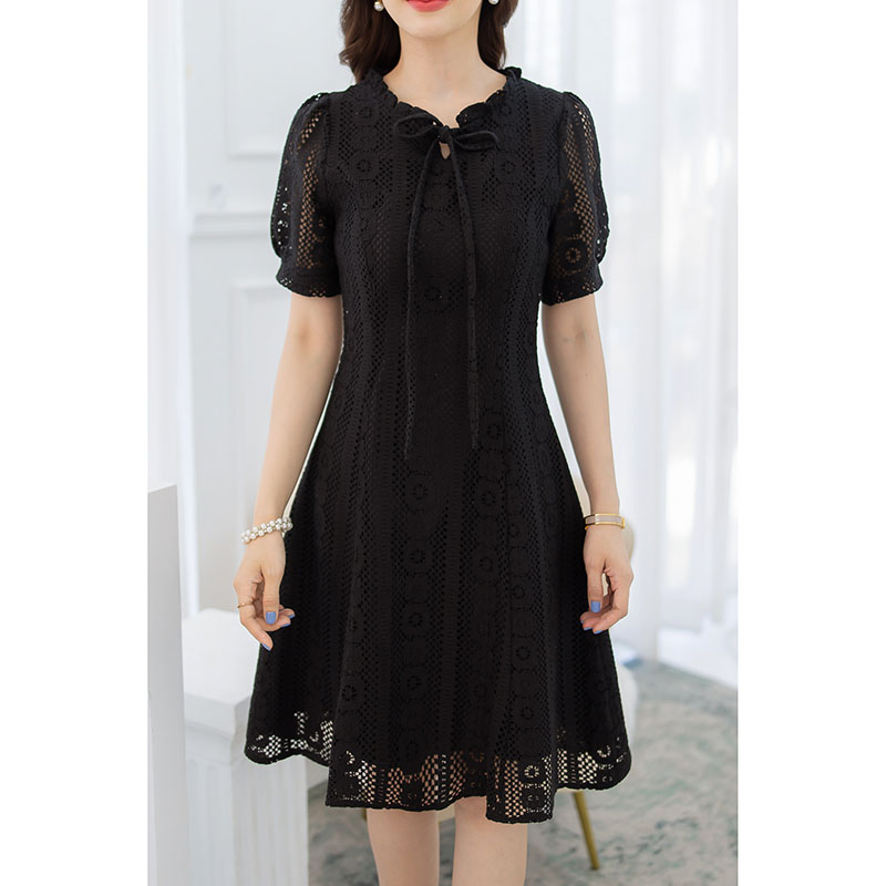 kudapy เดรสสั้นสีชมพู/สีดำ ลูกไม้ทอคอจีบ สวยหวาน มีดีเทลคอจีบผูกโบว์ แพทเทิร์นตีเกล็ดเน้นช่วงเอวใส่แล้วดูเพรียว