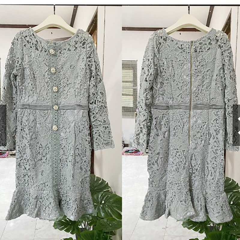 kudapy เดรสสั้นสีเทา ลูกไม้แขนยาว แต่งกระดุมหลอกด้านหน้าชุดสวยๆ กระโปรงระบายชาย ผ้าลูกไม้ลายสวย ยืดหยุ่นได้ มีซับในในตัว