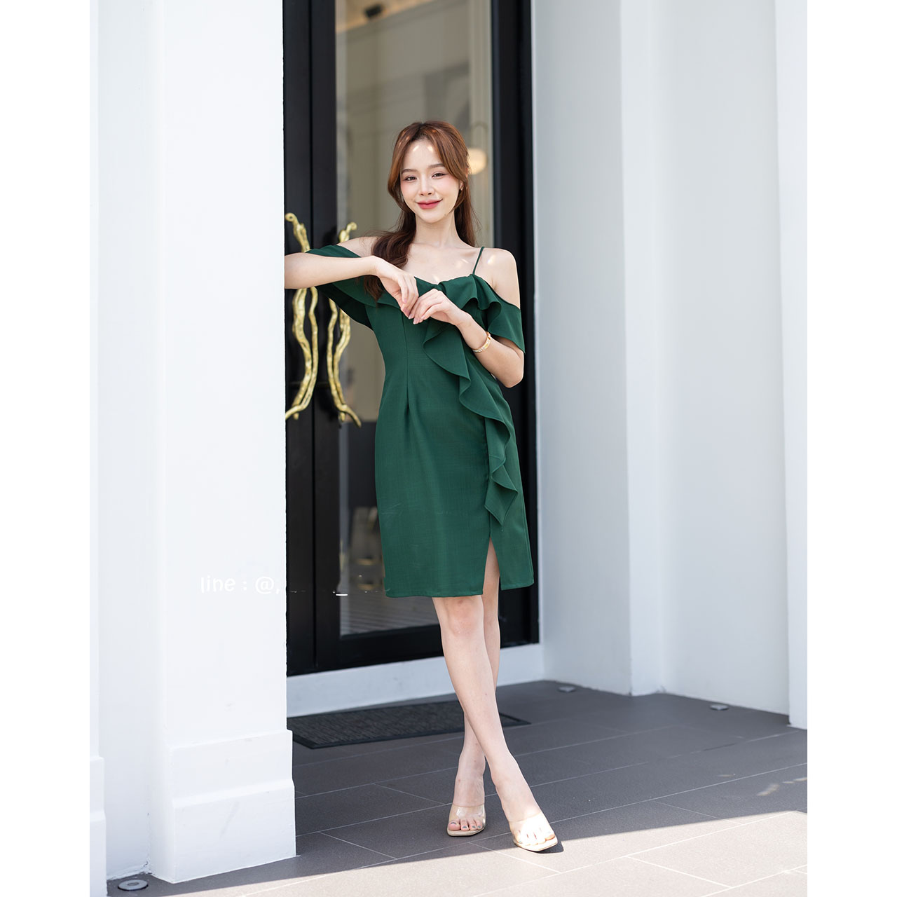 kudapy เดรสสั้นสีแดงเลือดหมู/สีกรม/สีชมพู/สีเขียว คัตติ้งสวยแอบแซ่บ ช่วงบนเป็นแบบเปิดไหล่มีสายสปาเกตตี้เส้นเล็ก แต่งระบายตั้งแต่อกไล่ลงมาที่ลำตัว