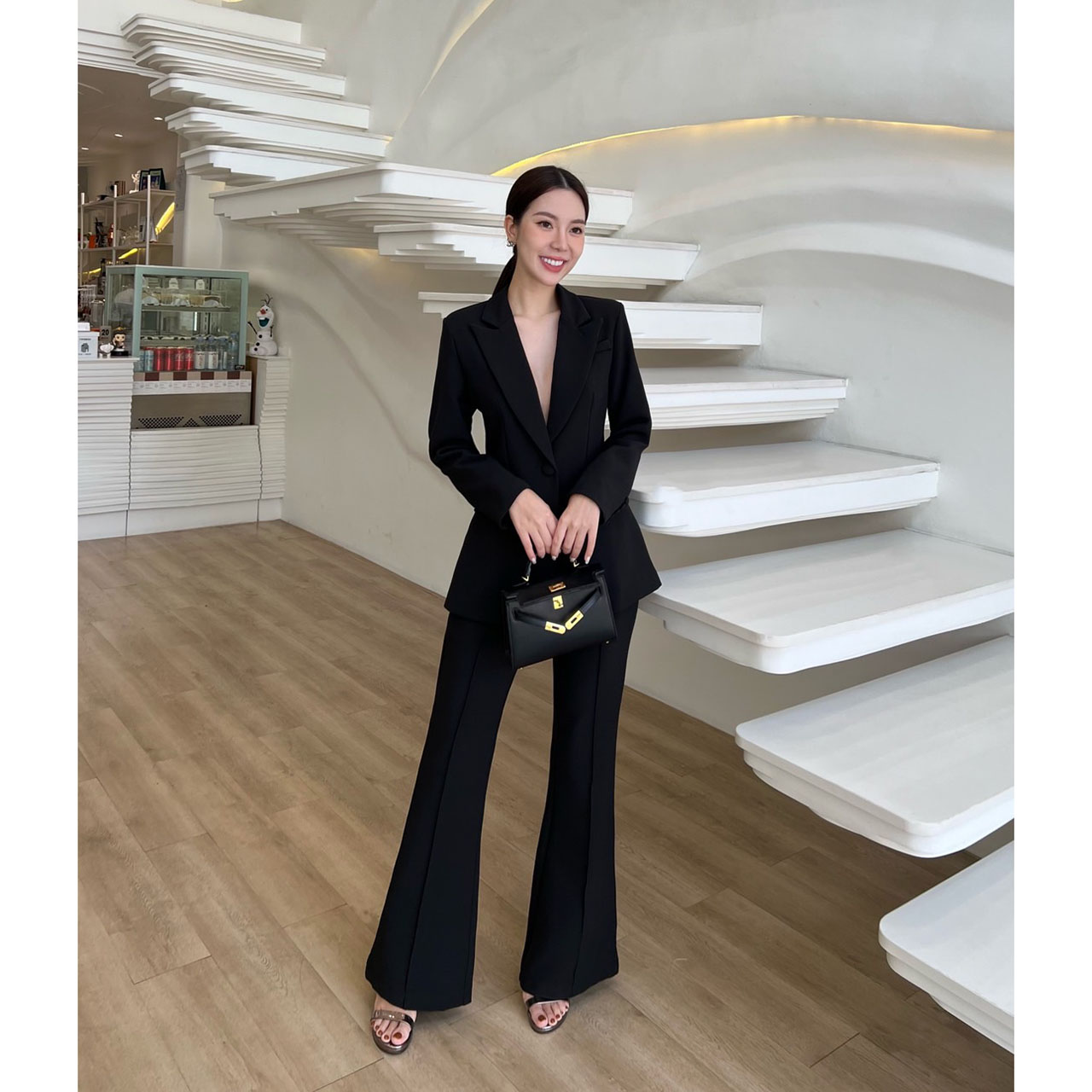 kudapy setsuit เสื้อ+กางเกง ตัวเสื้อออกแบบให้มีกระดุมปั้มผ้าเดียวกับสูท 1 เม็ดติดได้จริง กระเป๋าจริง มีซับในทั้งตัว