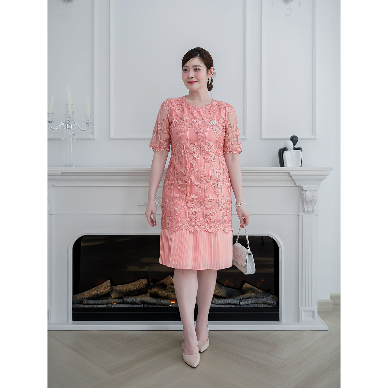 kudapy เดรสลูกไม้เงาแต่งเลื่อมทั้งชุด สวยหวานและดูหรูหรา