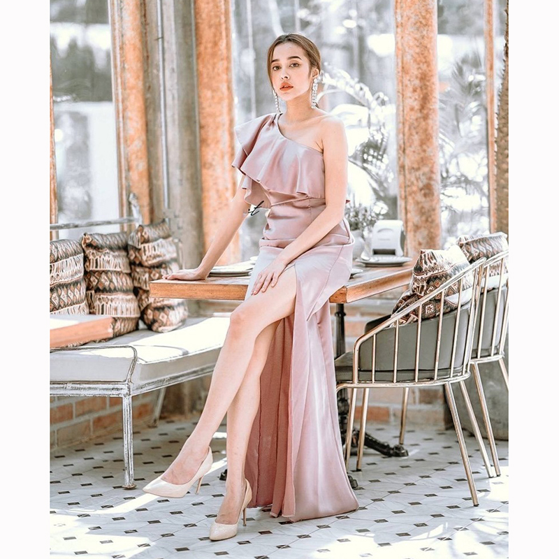 kudapy Maxi Dress แม็กซี่เดรสยาวสีกรม/สีชมพู/สีน้ำตาล/สีเทา/สีแดง ชุดออกงาน เดรสไหล่เบี่ยง ระบาย งานซิปหลัง ผ้าซาร่าเงา