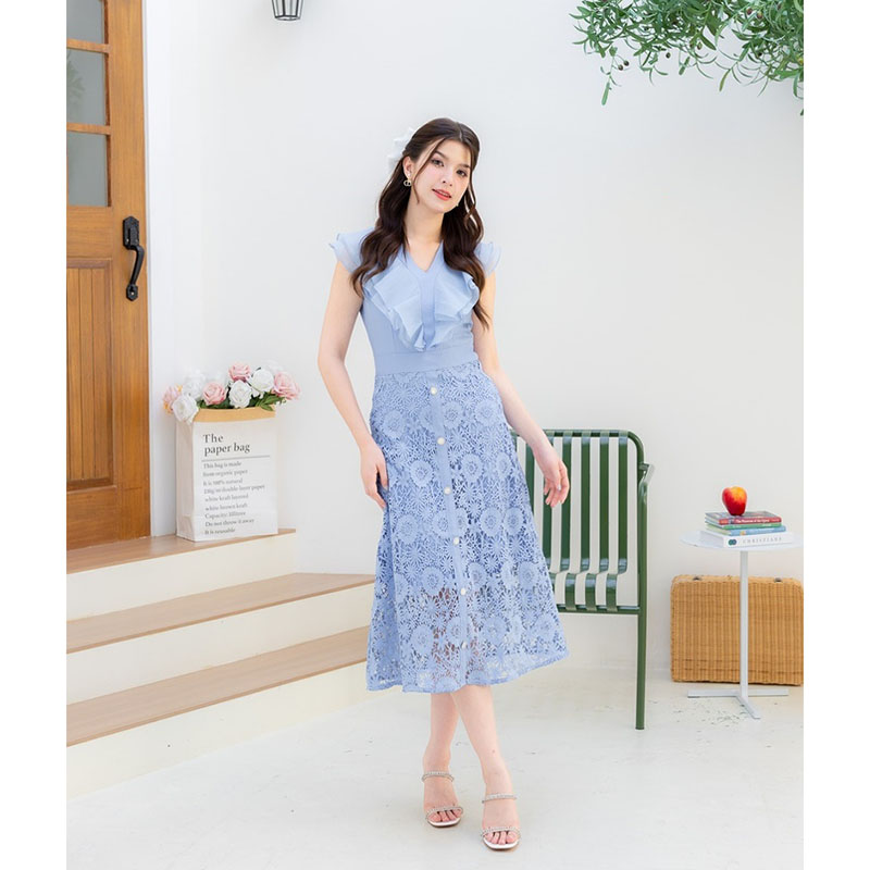 kudapy เดรสยาวสีขาว/สีชมพู/สีฟ้า คอลใหม่คือสวยปังไม่ไหว เป็นทรงกระโปรงพริ้ว แต่งผ้าลายลูกไม้ มีกิมมิคอัดพลีทระบายกลางอก งานซิปซ่อนด้านหลัง