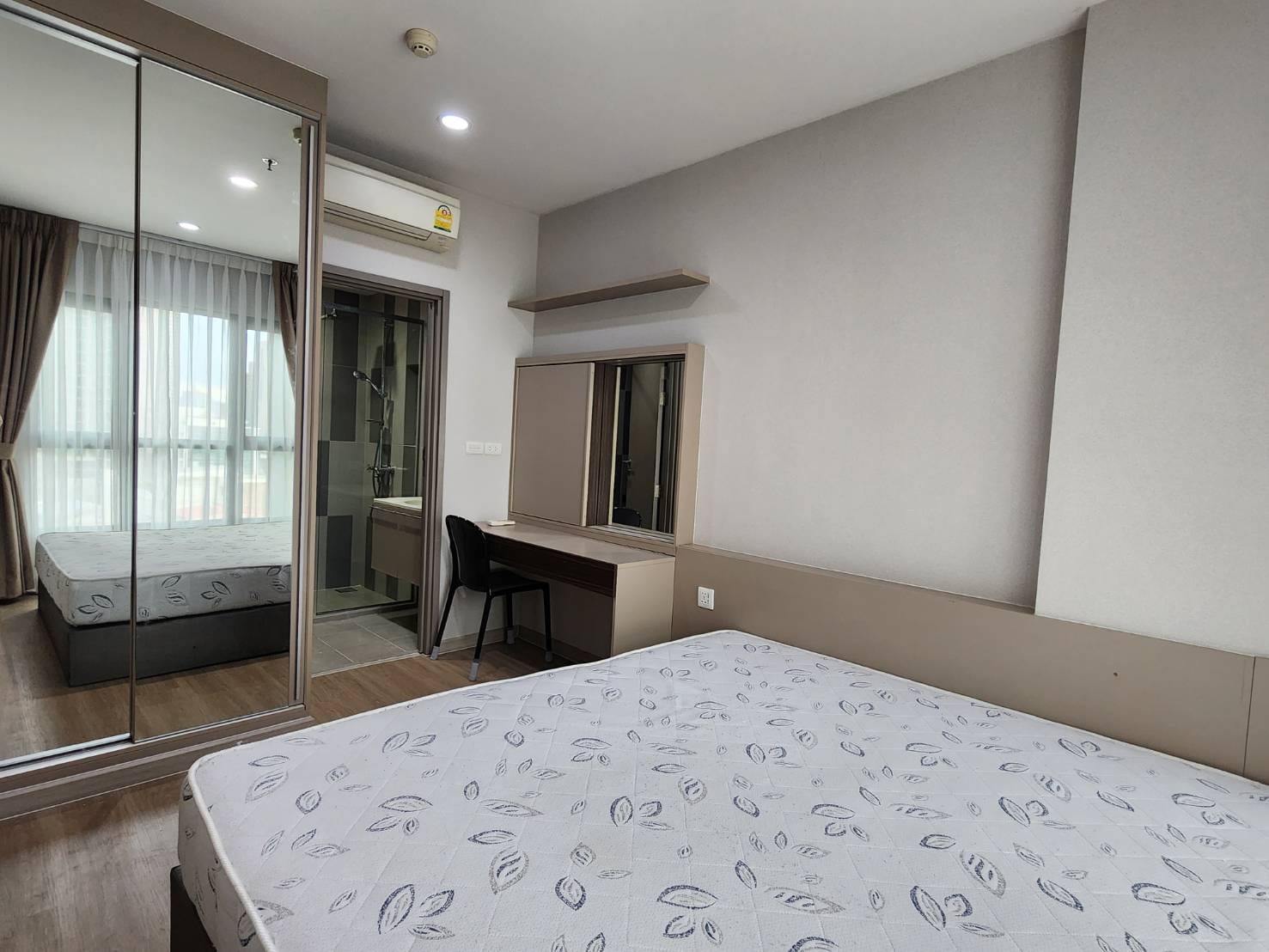 สนใจชมห้องติดต่อได้เลย Line ID: Smile-easy ปล่อยเช่าคอนโด TEAL Sathorn - Taksin (ทีล สาทร - ตากสิน) - 1ห้องนอน 1ห้องน้ำ 1ห้องนั่งเล่น - ใกล้ BTS วงเวียนใหญ่ - ขนาดห้อง 35 ตรม. ชั้น 10