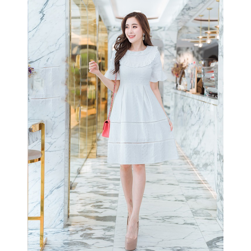 เดรสสั้นสีขาว ผ้าลูกไม้ ทรงเอกว้าง แขนแต่งระบาย