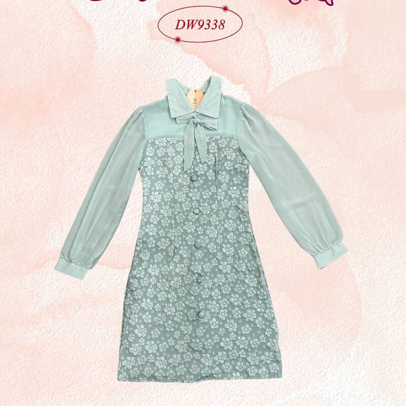 kudapy เดรสสั้นสีขาว/สีน้ำตาล/สีเขียว ผ้าทอลายดอก แต่งชีฟองแขนยาว คอปก ดีเทลโบว์น่ารัก งานซิปหลัง